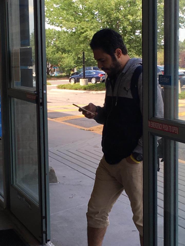 Mother Sees Men Targeting Her Kids In Store, Cashier Immediately Sends Out Alert - picture 3