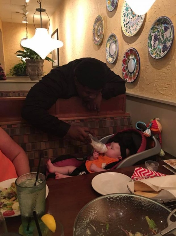 Mother Sees What A Waiter Is Doing In Back Booth, Looks For Manager Immediately - picture 3