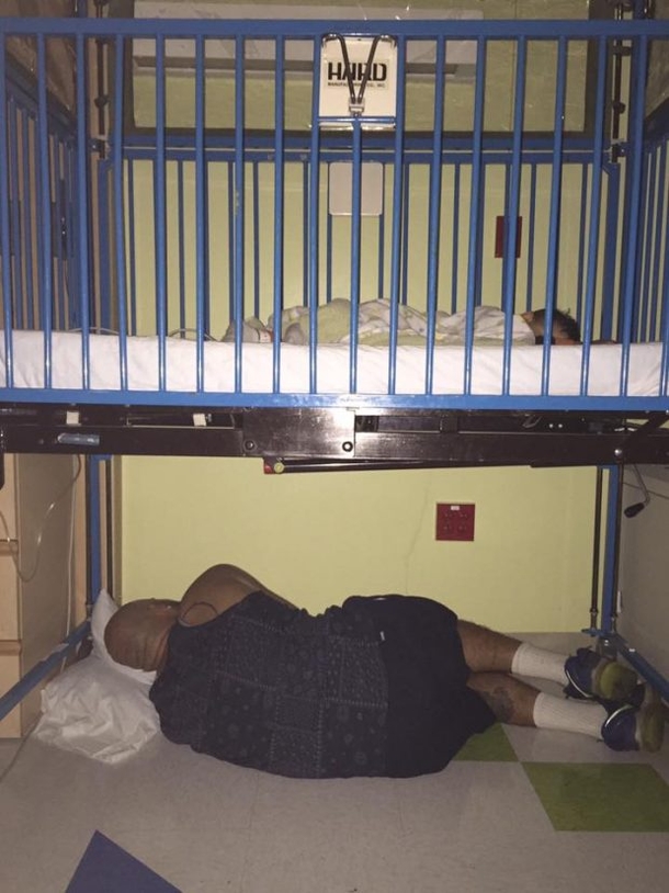 Mother Surprised At What She Found Under Her Baby’s Hospital Crib As He Slept - picture 3
