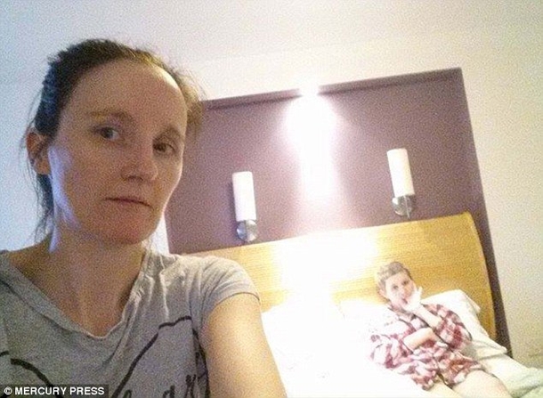 Mother takes 1 final photo with dying daughter, captures a “guardian angel” in the photo - picture 2