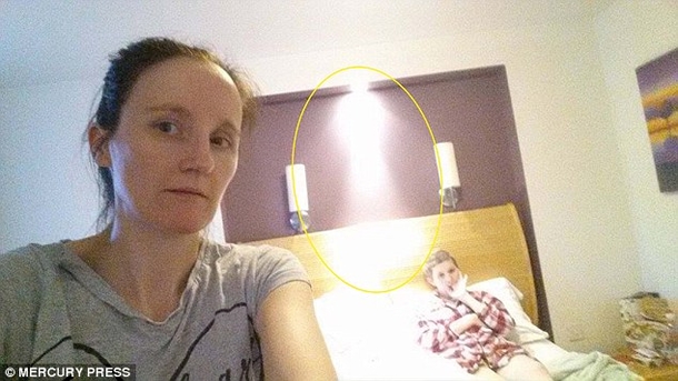 Mother takes 1 final photo with dying daughter, captures a “guardian angel” in the photo - picture 3