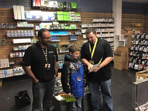 Mother Takes Her Autistic Son To A Gaming Store For His Birthday, But Is Shocked When The Manager Does THIS - picture 2