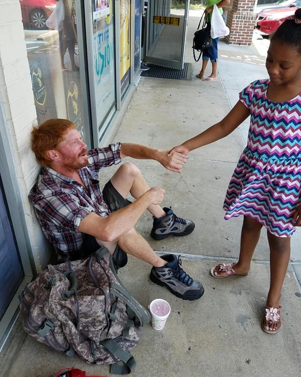 Mother Tries To Hurry Daughter Past Homeless Man, Then Her Daughter Notices Something - picture 2