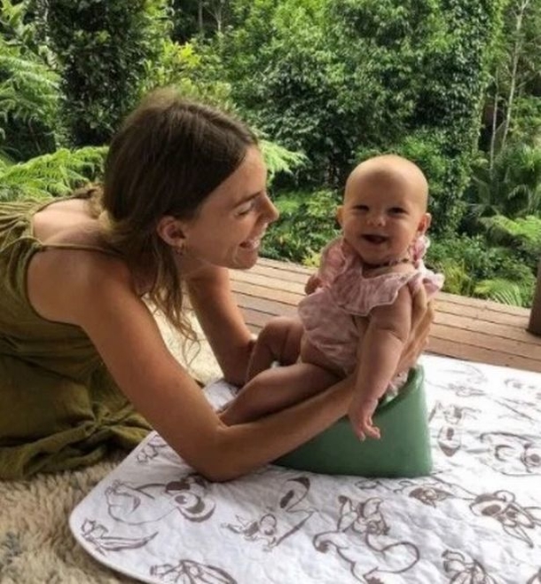 Mother's baby stopped using diapers at 2 weeks old and is has already been toilet trained, what's your thoughts? - picture 3