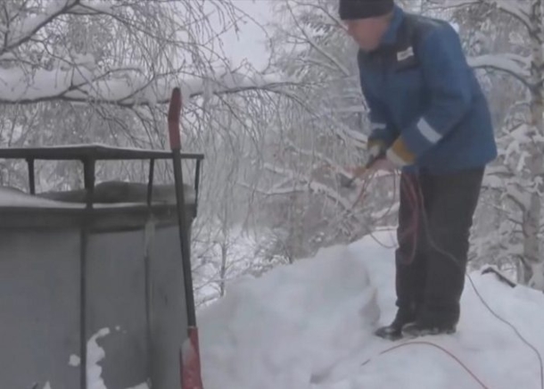 My Neighbors Came Out In The Cold To Witness His Unique Way Of Removing Snow - picture 3