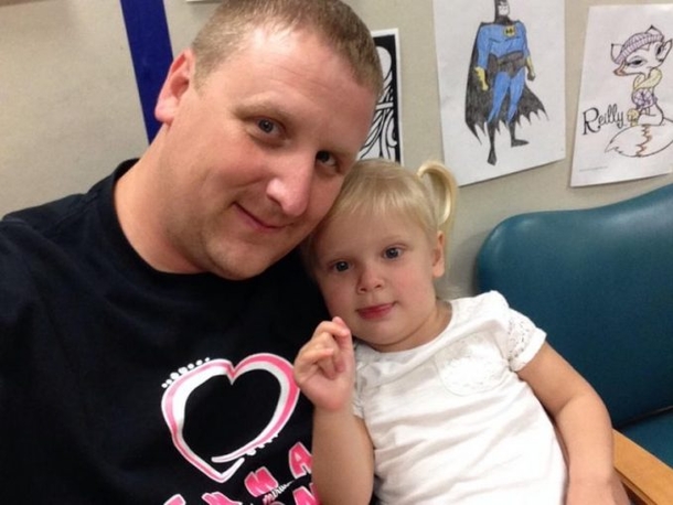 Nasty Man Bashes Dad For Holding His Sick Daughter, Dad’s Reply Leaves Him Crying - picture 4