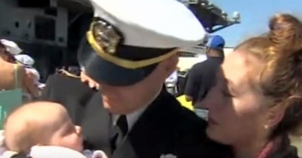 Navy Dad Meet Newborn Son For The First Time, Looks At His Wife And Says Four Words No One Expected - picture 2