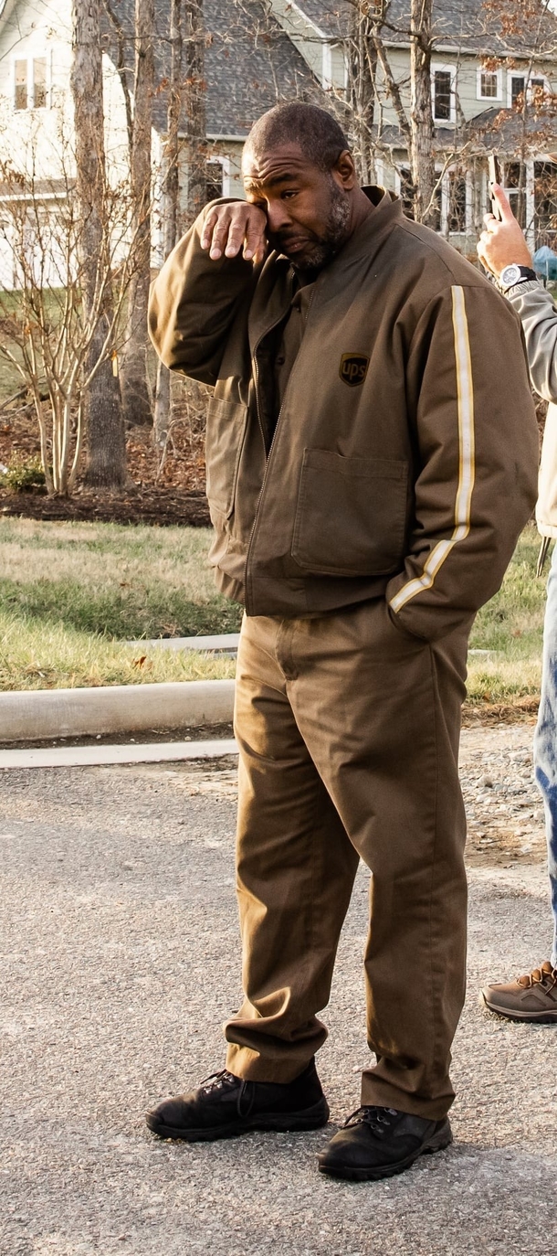 Neighbors Gather To Celebrate UPS Driver Who Always Made The Community Feel Like Home - picture 5