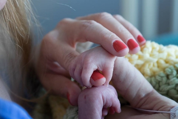Newborn Baby Dies In Hospital – 4 Days Later, Nurse Calls Parents And Changes Their Life - picture 2