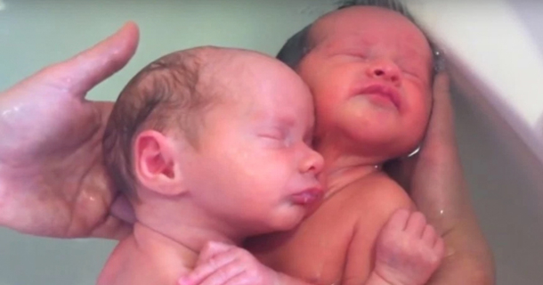 Newborn Twins Do Not Let Each Other Go During Their Baby Bath (Video) - picture 2