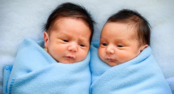 Newborn Twins Do Not Let Each Other Go During Their Baby Bath (Video) - picture 3