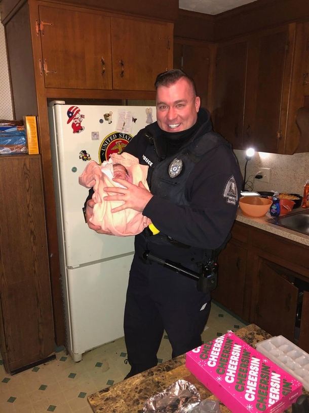 Newborn who was born on the side of the road is named after the Officer who helped deliver the baby boy - picture 4