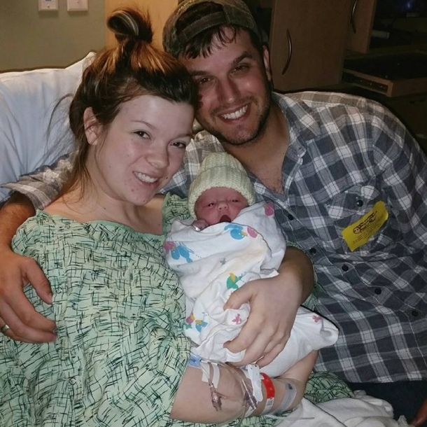Newborn Won’t Stop Crying On Plane, Woman’s Reaction Left Mom STUNNED - picture 3
