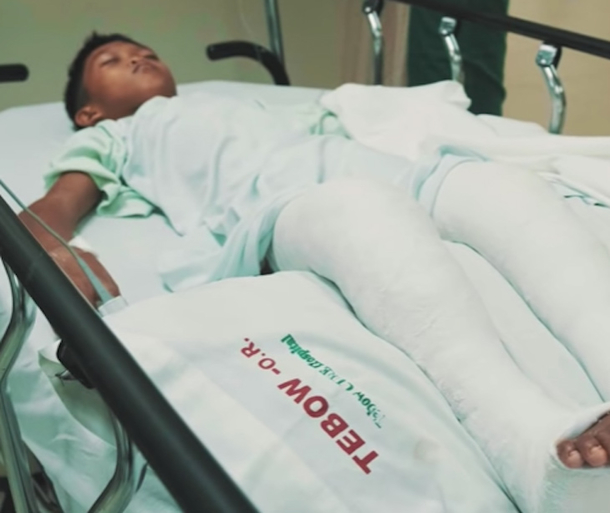 NFL Star Tim Tebow Uses His Faith & Heart To Save Boy With "Flamingo Legs" - picture 5