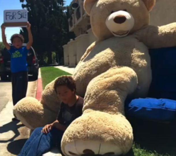 Nobody Even Stops To Talk To Young Boys Selling Teddy Bear, Then A Hollywood Super Shows Up (Photos) - picture 3