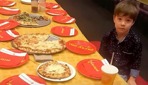 Nobody shows up for little boy's birthday party – then Mother shares photo and the community steps up - picture 2