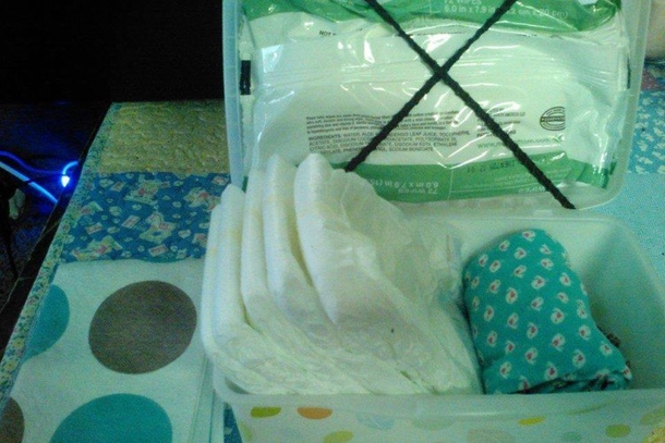 Notice The Black String Wrapped Around These Wipes? It's There For The Most Ingenious Mommy Hack Ever - picture 2