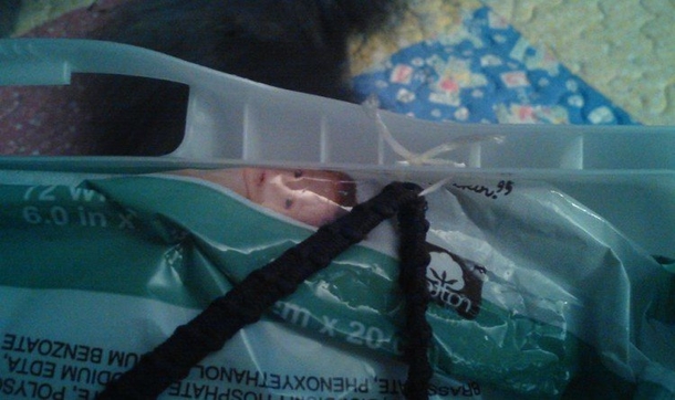 Notice The Black String Wrapped Around These Wipes? It's There For The Most Ingenious Mommy Hack Ever - picture 3