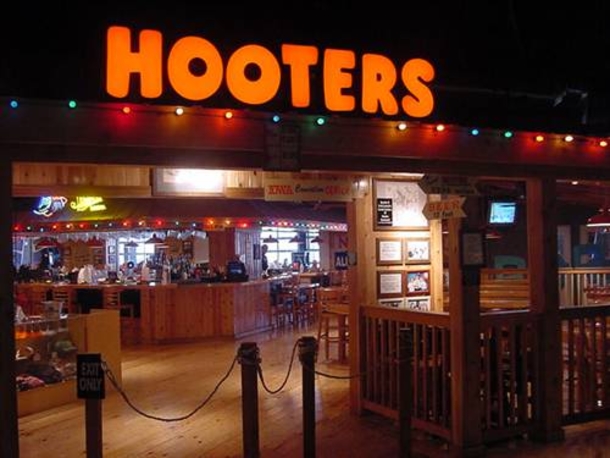Nun Gets The Shock Of Her Life When She Goes Into This Hooters Bathroom. This Is Hilarious! - picture 2