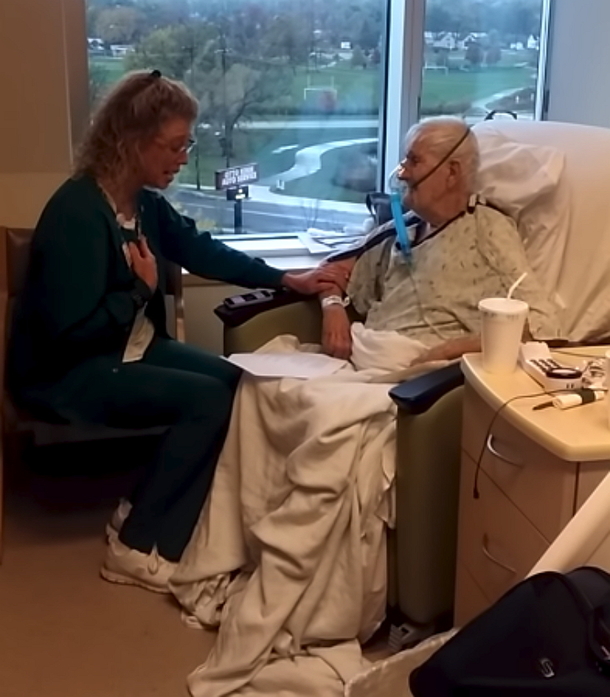 Nurse Sings To Breathless Elderly Man, Once He Begins Singing, The Entire Family Is Shocked - picture 2
