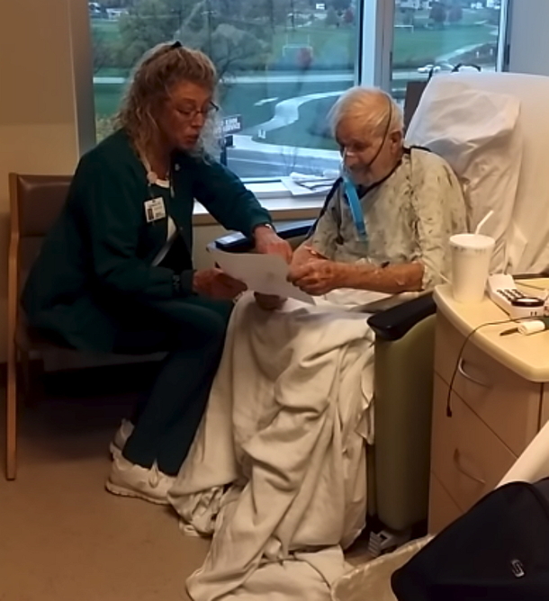 Nurse Sings To Breathless Elderly Man, Once He Begins Singing, The Entire Family Is Shocked - picture 3