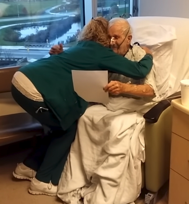 Nurse Sings To Breathless Elderly Man, Once He Begins Singing, The Entire Family Is Shocked - picture 5