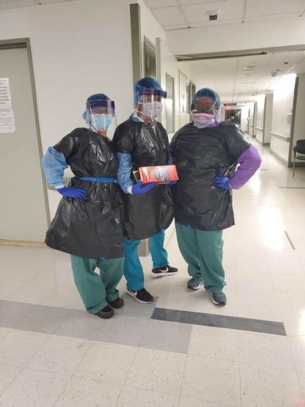 NYC nurse passes away after testing positive for COVID-19 at hospital where workers wear garbage bags to protect themselves - picture 3
