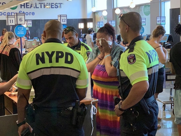 NYPD Cops pay for woman’s stolen food instead of putting her in handcuffs and arresting her - picture 2