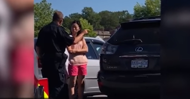 Officer becomes furious after Mother leaves kids in locked car with no AC - picture 2