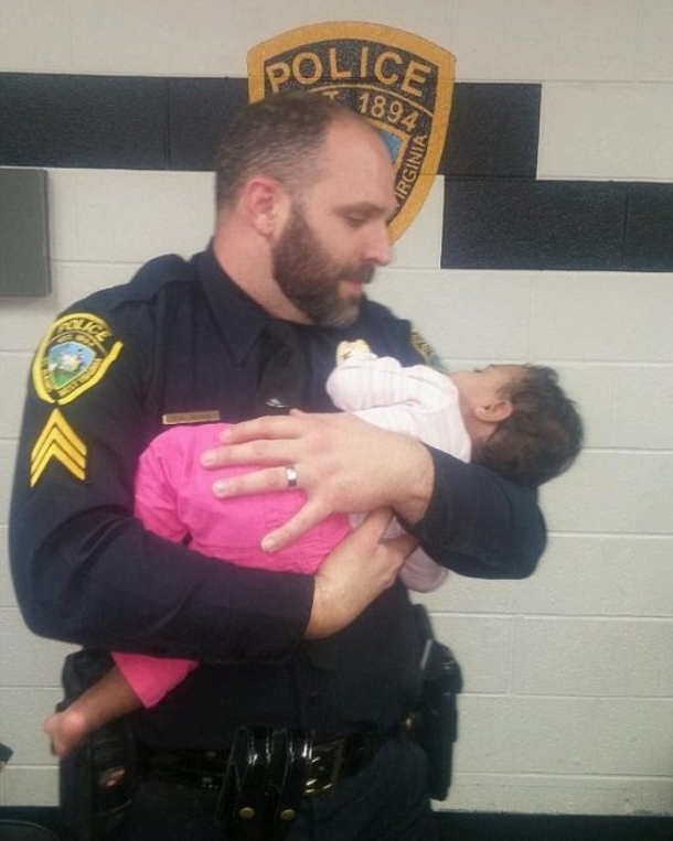 Officer Follows Odd Noise Into Bathroom Stall, Comes Out Much Different Than Going In - picture 4