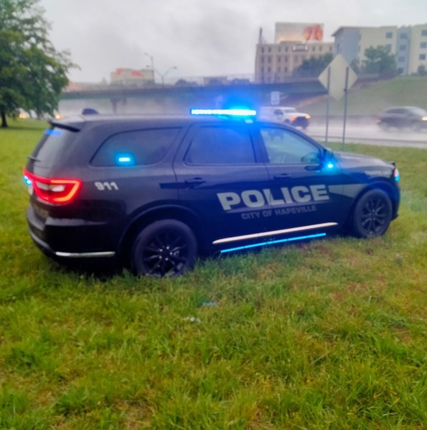 Officer gives teen the best surprise with new PlayStation after Cops were called on him for doing yardwork - picture 2