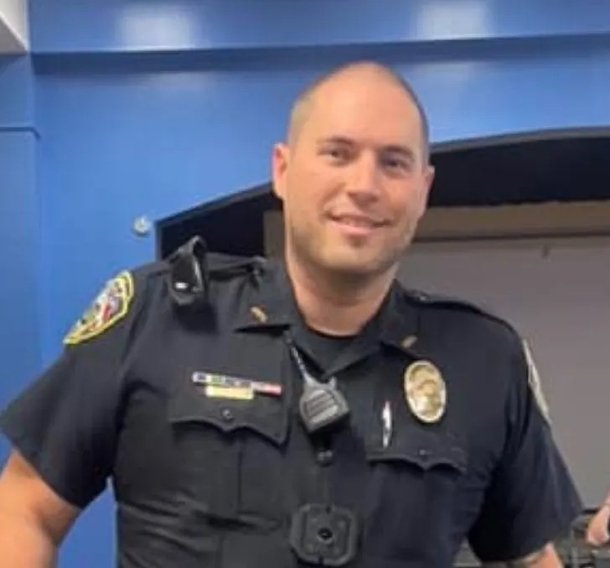 Officer gives teen the best surprise with new PlayStation after Cops were called on him for doing yardwork - picture 3