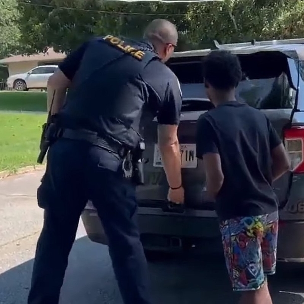 Officer gives teen the best surprise with new PlayStation after Cops were called on him for doing yardwork - picture 4