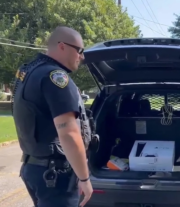 Officer gives teen the best surprise with new PlayStation after Cops were called on him for doing yardwork - picture 5