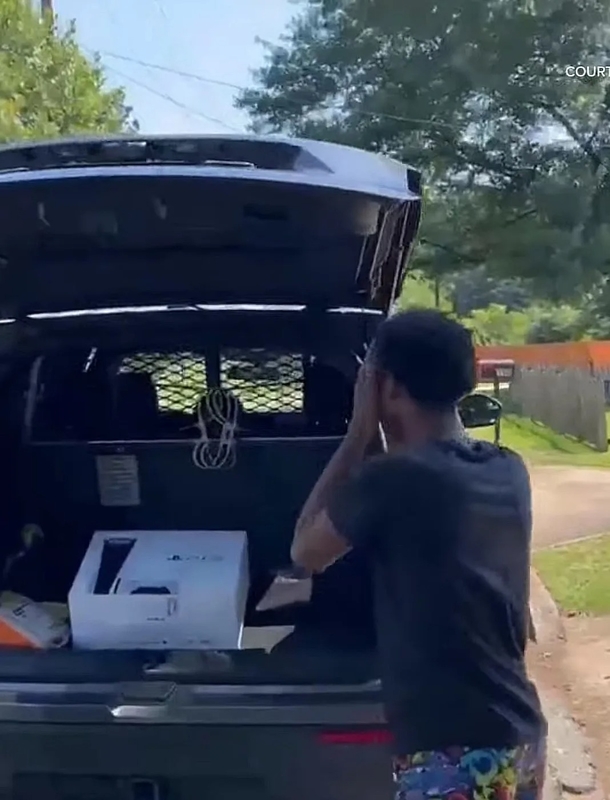 Officer gives teen the best surprise with new PlayStation after Cops were called on him for doing yardwork - picture 6
