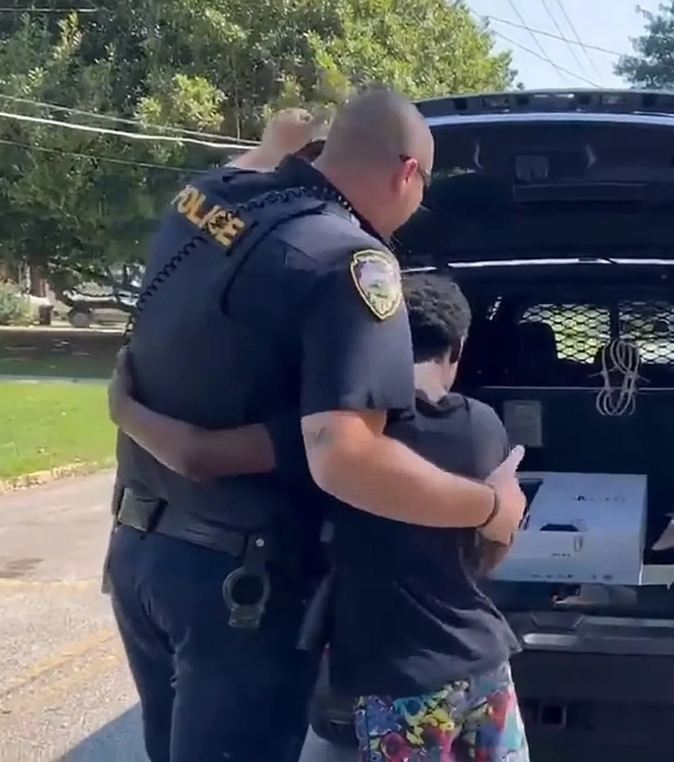 Officer gives teen the best surprise with new PlayStation after Cops were called on him for doing yardwork - picture 7