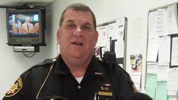 Officer Hears Woman Ask Strange Question, Reacts Quickly When He Sees What's Behind Her - picture 2