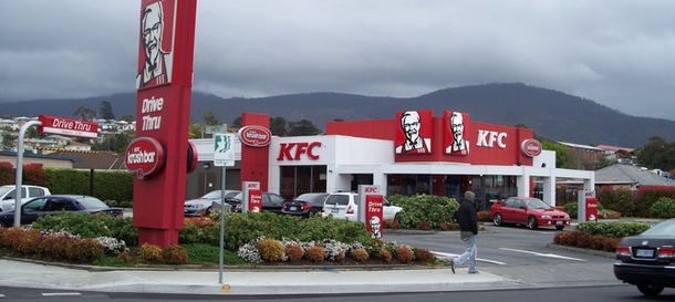 Officer Overhears KFC Workers Ask Which Meal Belongs To Him, Realizes What's Happening To His Food - picture 2