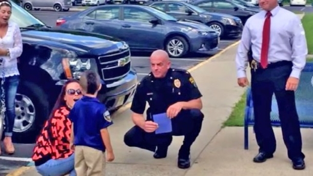 Officer's Jaws Hit The Floor When They See What 5-Year-Old Brought Them - picture 2