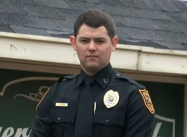Officer's uniform melts as he races inside burning apartment to save 3-year-old boy trapped inside - picture 2