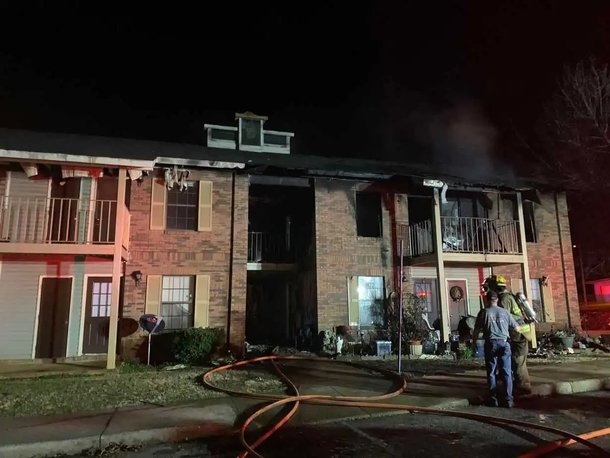 Officer's uniform melts as he races inside burning apartment to save 3-year-old boy trapped inside - picture 3