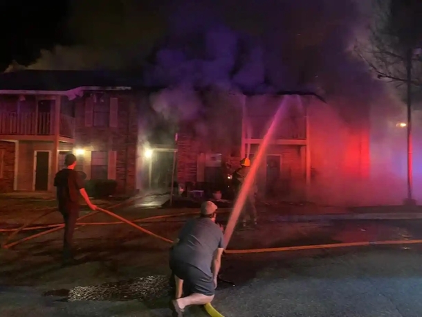 Officer's uniform melts as he races inside burning apartment to save 3-year-old boy trapped inside - picture 4