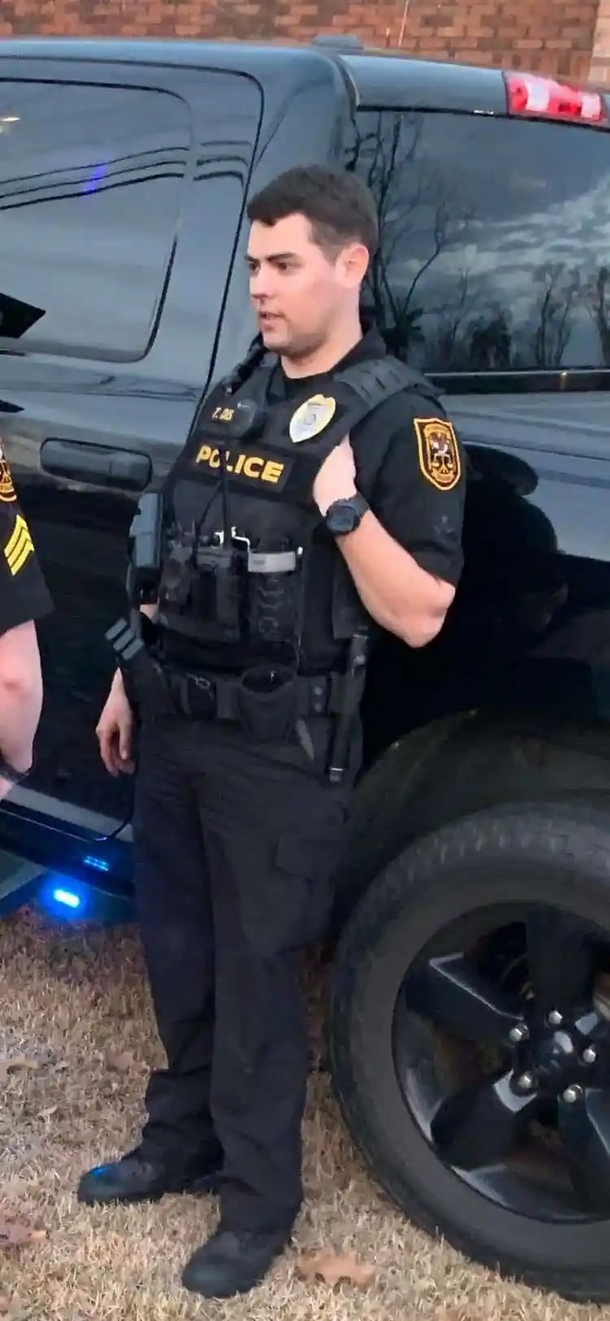 Officer's uniform melts as he races inside burning apartment to save 3-year-old boy trapped inside - picture 5