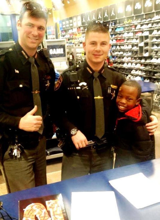 Officers Buy Kid A New Pair Of Shoes After Bullies Steal His - picture 3