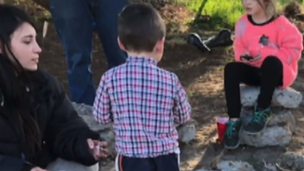 Officers found a starving family of 5 living in the woods – mom bought to tears when they return with gifts - picture 2