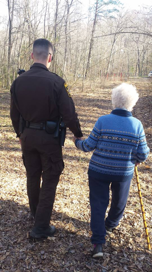 Officers Pretend They’re On Walk And Take Elderly Woman With Dementia Home. - picture 2