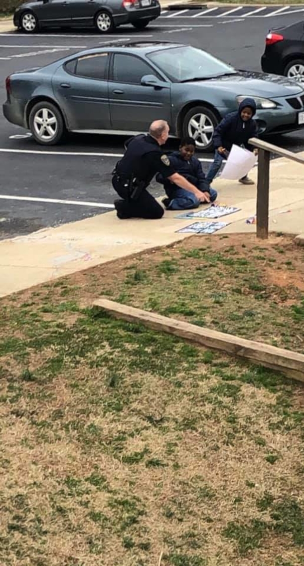 Officers realizes family are safe from gas leak, only for mom to see him stick around the play dolls with her kids - picture 2