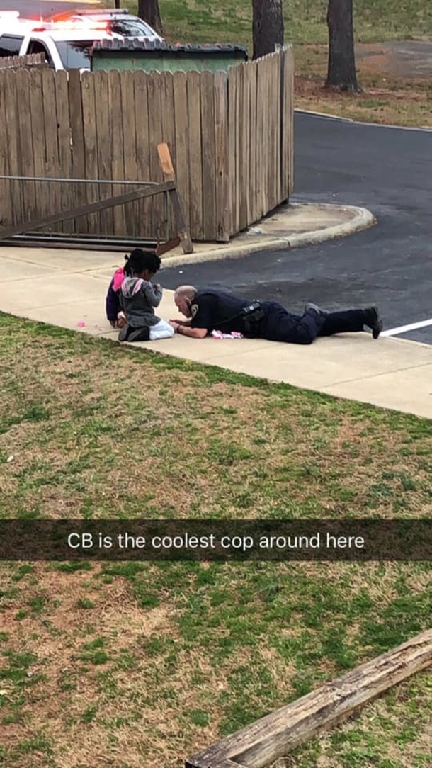 Officers realizes family are safe from gas leak, only for mom to see him stick around the play dolls with her kids - picture 3