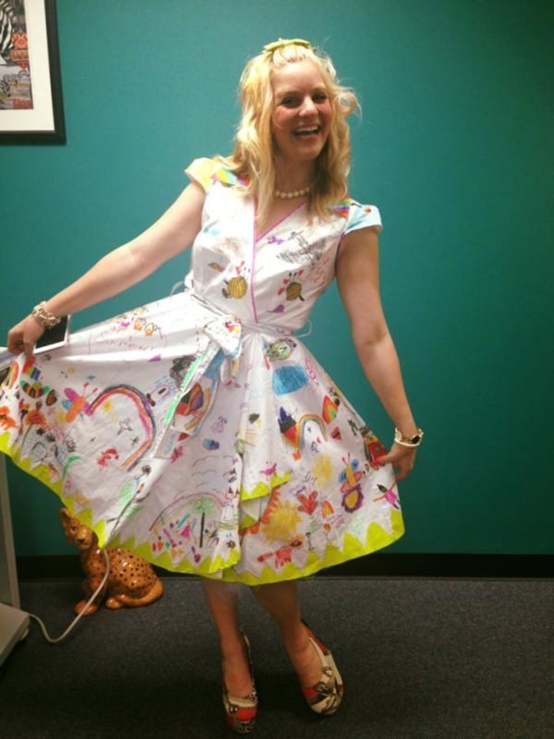 On The Last Day Of School, A Teacher Wears A Dress Displaying All Her Student's Artwork - picture 2