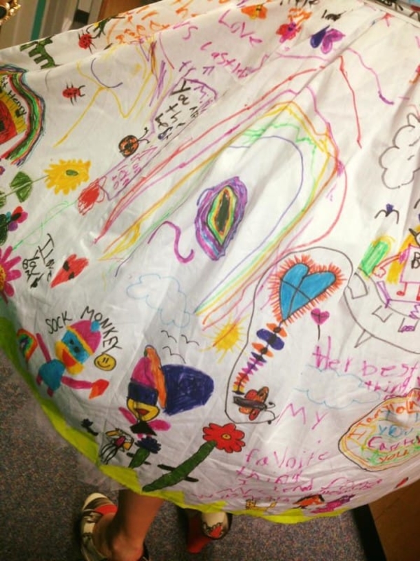 On The Last Day Of School, A Teacher Wears A Dress Displaying All Her Student's Artwork - picture 3